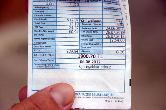 Faturanızın Peşine Düşün: -  - Elektrik faturanız gelmiyorsa sevinmeyin faturanızın peşine düşün. Elektrik faturası gelmeyenler, elektrik sayacı geç ve yanlış okunanlar, sayacı arızalananlar hatta elektrik faturasında "az tüketim faturalandırılmadı" ibaresini görenler elektrik faturası şoku yaşadı: "Ağustos ayında zorunlu diyerek elektrik saatim değiştirildi. O günden sonra faturam ilk defa Kasım ayında geldi. 4 aylık fatura birden geldiği için ödemekte sıkıntı yaşıyorum. Faiz ödemek zorunda kalıyoruz. Ayrıca faturama zorunlu olmadığı halde zorunlu diyerek değiştirdikleri 45 TL'lik saatin bedeli eklendi. Ben bu konudaki sıkıntımın bir şekilde giderilmesini istiyorum. Elektrik dağıtım şirketinin elemanlarının sorumsuzluğu yüzünden 450 TL faturayı tek seferde ödemek zorunda kalıyorum."