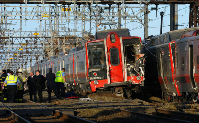 Türkiye'de yıllar önce yaşanan tren kazasının bir benzeri bugün ABD'de yaşandı.