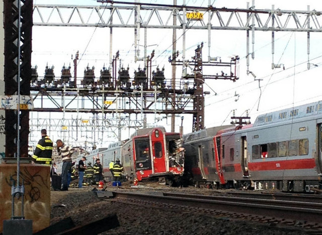 New Haven'dan New York yönüne giden trenin raydan çıkarak karşı yönden gelen trene çarpması nedeniyle bazı vagonlardaki yolcular yaralanmıştı.