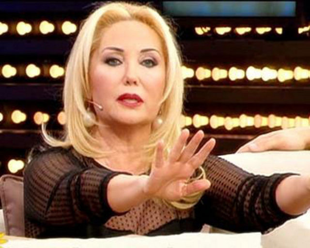 Uğur, Defne Samyeli'ye atıığı Tweet'lerde gaf üstüne gaf yaptı.