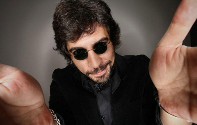 Okan Bayülgen, twitter'da sigara konusunda kendisini uyaran takipçilerine "Geberip gitmeden 'o' sigaramı sokacağım g…tünüze" diye yazdı. -