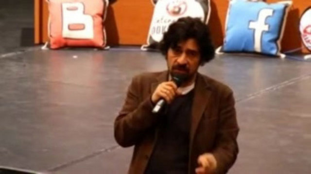 Geçen yıl konuşmacı olarak katıldığı bir konferansta sigara içince kendisine tepki gösteren bir öğrenci ile tartışan Okan Bayülgen yine sigarasıyla gündeme geldi