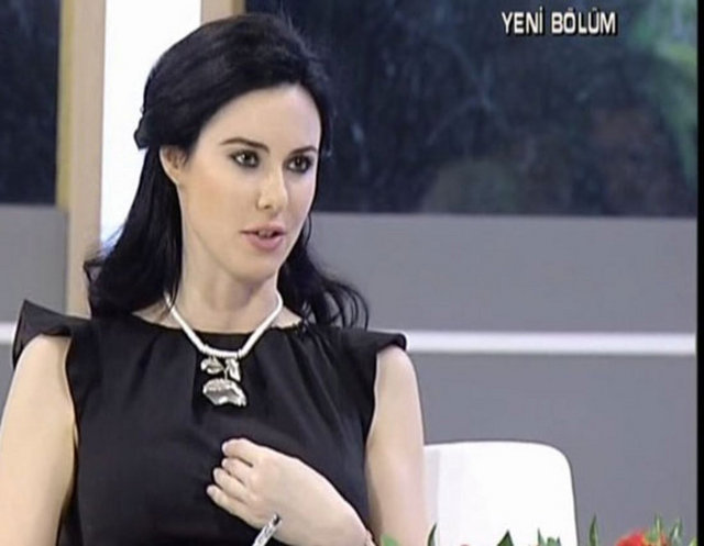 Samyeli twitter'dan anneannesinin öldüğünü yazdı ve "Canım anneanneciğimi kaybettik. Acılara daha fazla dayanamadı, bizi bıraktı gitti. Dunyanın en guzeliydi, nazlıydi. Mekanı cennet olsun. Anneanneciğimi toprağa verdik az önce. Eşinin yanına gömülmeyi vasiyet ettiği için Adana'dayız. Allah ona ve diğer gidenlere rahmet eylesin... Ne zormuş. Bu dönemde yanımızda olan, mesajlariyla, telefonlariyla destek veren herkesten Allah razı olsun" yazdı. -  -  -