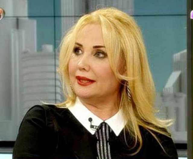 Bir dönem Samyeli'yle aynı kanalda çalışan Hülya Uğur da bunun üzerine "Ahhh canım çok üzüldüm. Nur içinde uyusun cok severdim" yanıtını verdi. -  Samyeli de Uğur'un tanıdığı annesinin değil, anneannesinin öldüğünü belirterek "Hülyacığım, selam. Annem degil, anneannem, kaybettiğimiz" yanıtını verdi. -