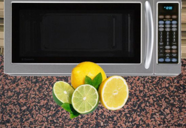 5. Limonları 10-20 saniye yüksek güçte mikrodalgaya atarsanız daha sulu ve sıkması kolay hale gelir.