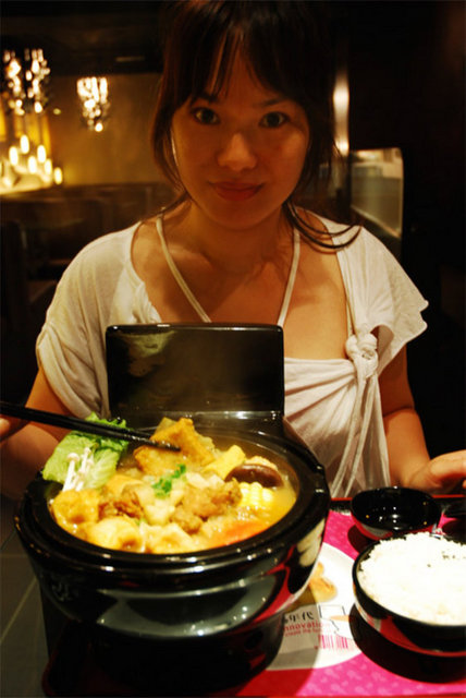 Ayrıca yemekler yine bir klozetin içinde pişiyor. Midesi kaldıran için ilginç bir deneyim.