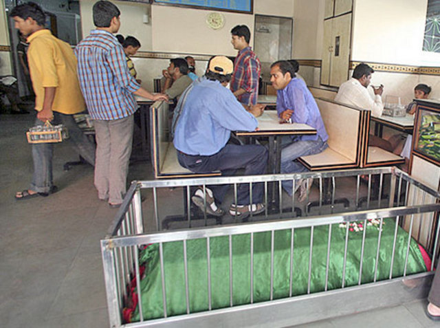 Hindistan'daki TOMBS, tabutların içerisinde bulunan ölülerle birlikte yemek tecrübesi sunuyor.