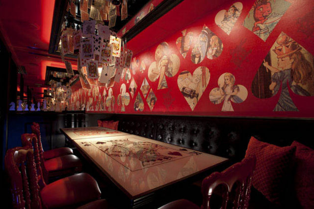 Mimari de tamamen korku filmi atmosferinde birşeyler yiyip içmek isteyenlere göre hazırlanmış.