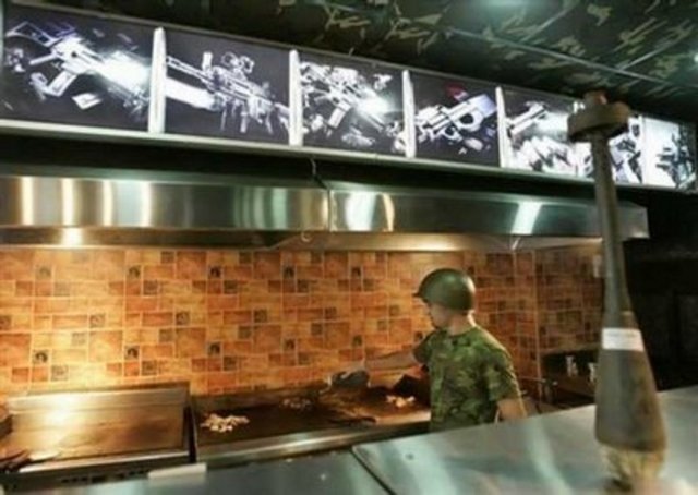 Çünkü yemeklerin hepsi askeri terimlerle isimlendirilmiş.