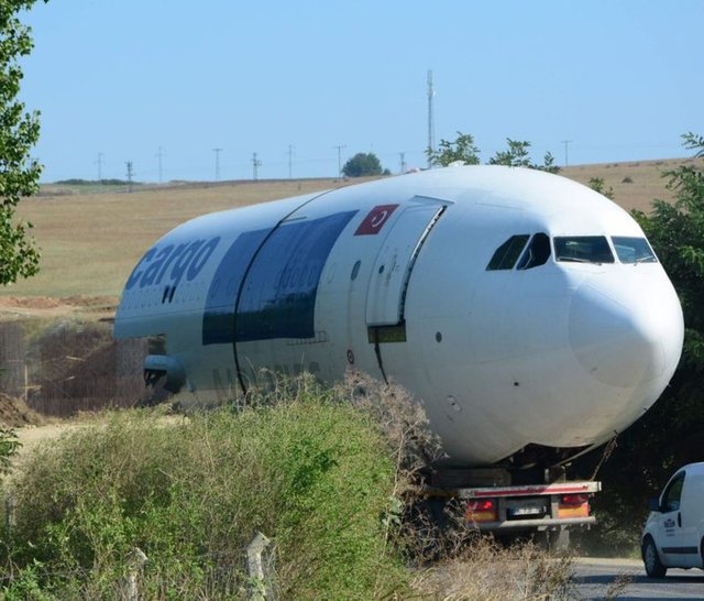 Ayrıca içerisinde tam bir dünya mutfağı yapmak istiyoruz. Hava alanında park halinde nasıl bir uçak duruyorsa o da aynı şekilde olacaktır.
