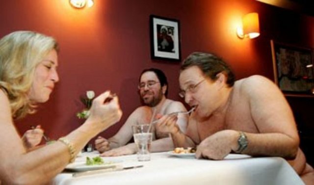 Adı üstündü giyim özgürlüğü olan bir restoran.