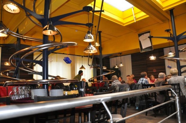 Siparişler elektronik ortamda alınıyor. Yukarıda aşçılar tarafından hazırlanan siparişler kaydırak mekanizmasıyla aşağıdaki masalara servis ediliyor.