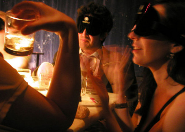 Tamamen karanlıkta bir yemek ister miydiniz?