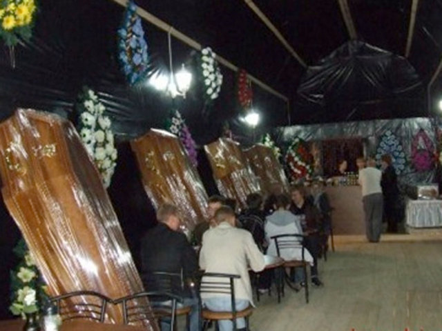 Restoranın akşam yemeği menüsünde 'Dokuz Gün' ve 'Kırk Gün' isimli salatalar yer alıyor. Bunun yanında menünün en popüler yemeği de 'Cenette buluşalım' yemeği...