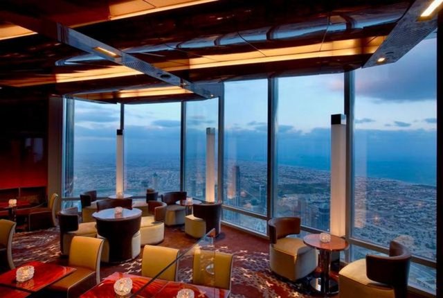 Şu an dünyanın en yüksek restoranı unvanı, Dubai'de bulunan dünyanın en yüksek binası Burç Halife'nin 122'nci katındaki 'At.mosphere'e ait.