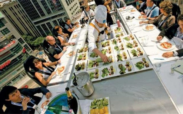 Gökyüzüne kaldırılan masada her seferinde 22 kişi yemek yiyebiliyor.