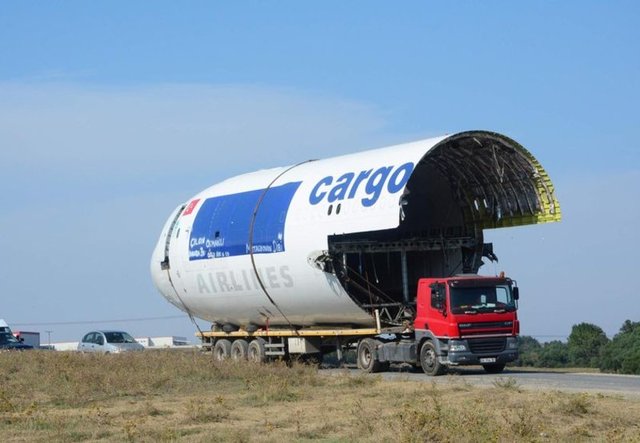 Çorlu Havaalanı'nda önceki gün söküm işlemleri tamamlanan ve ikiye bölünen uçak, TIR'lara yüklendi.