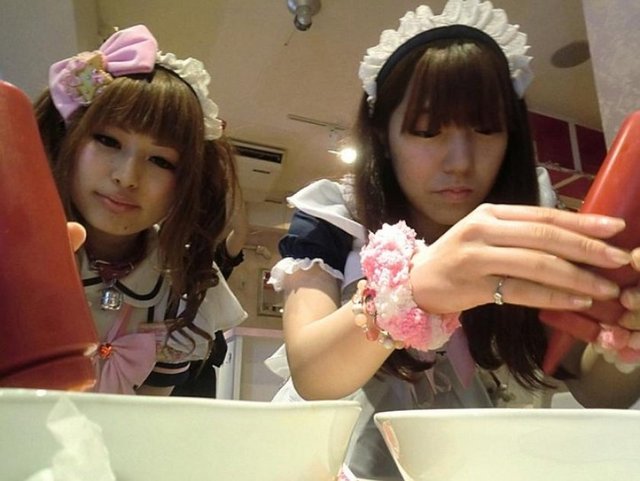 Kadın hizmetçi kostümü giyen garsonların servis yaptığı cafe Japonya'da oldukça ilgi çekti. Tokyo Akihabara'da 2001 yılında ilk kez hizmete açılan cafe daha sonrasında Çin, Güney kore, Tayvan, Avustralya, Macaristan, Çek Cumhuriyeti, Fransa, Meksika, kanada ve ABD'de de şubeler açtı.