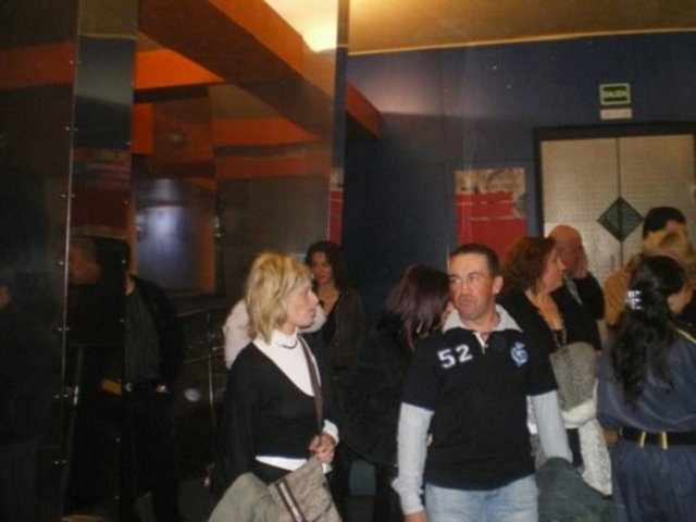 Bir asansörle gidilen restoranın içi de bir mağaraya benziyor. Fakat içeri girdiğinizde garsonların giydiği inşaat baretini görünce birazdan neler olabileceğiyle ilgili bir fikir sahibi olabilirsiniz.