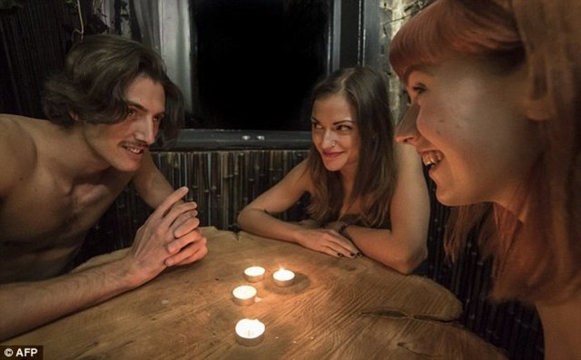 Londra ve Melbourne'da şubeleri olan 'çıplak restoran' konseptiyle Japonya'daki ilk şubesini "The Amrita" yani ölümsüzlük anlamına gelen ismiyle Temmuz ayında Tokyo'da açacak.