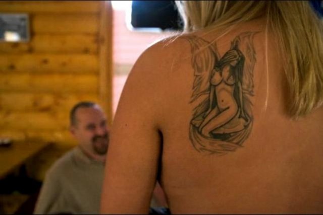 Ancak kafe, açılacağını duyurulduğu andan itibaren civarda yaşayan insanların yoğun tepkisiyle karşılaştı. Kafe, Maine sakinlerinin rahatsızlığının mahkemeye taşınması nedeniyle kapatılmayla karşı karşıya...