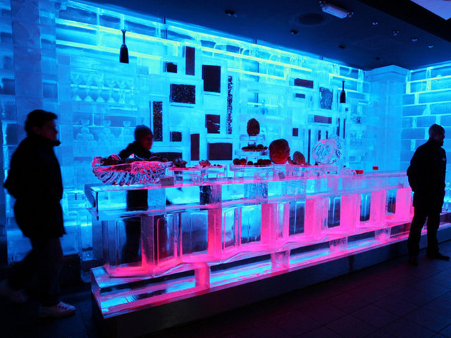 Eksi 21 derecede bir akşam yemeği veya bir içecek...