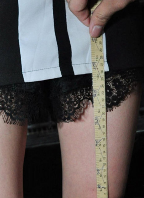 Restorana gelen kadın müşterilerin etek boyu ölçülüp kısalığına göre indirim oranı belirleniyor.