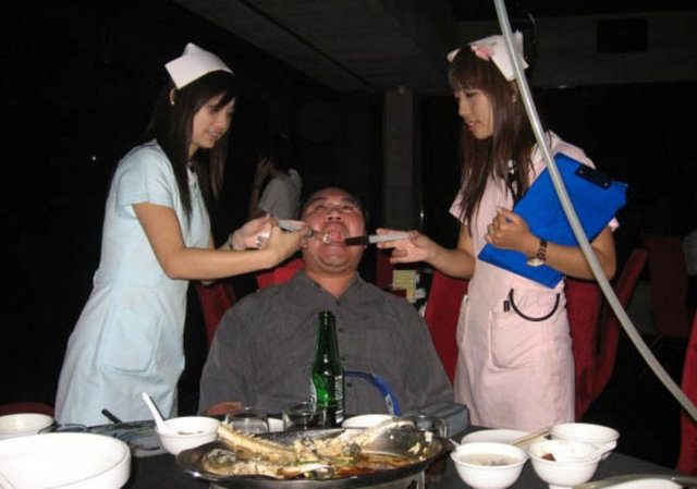 Hemşirelerin (daha doğrusu hemşire giyimli garsonların) hizmet verdiği restoran dünyanın en ilginç yerlerinden biri.