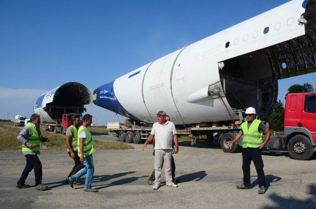Emekliye ayrılan uçak yurt dışında çok büyük para etmiyor ancak Türkiye'de yüksek maliyetleri var. Yaklaşık olarak maliyeti 500 bin lira civarında. İki ay içinde tamamlayacağımız uçak restoran 200 kişilik olacak.