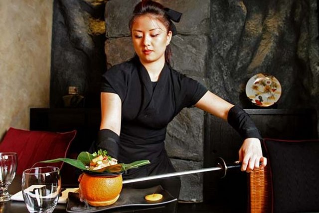 Japon yemekleri sunan restoranın en ilginç özelliği servisi.