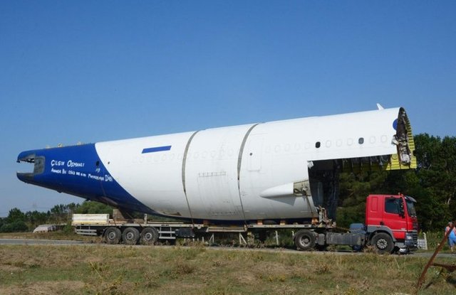 "Amerika seyahatimde uçak restoranı görüp çok beğenmiştim. Aynısını Tekirdağ'da yapma gibi bir hayalim vardı. Orada uçak restoranda yemek yemek için 1.5 saat bekledim. Türkiye'ye döndüğümde bu hayalimi gerçekleştirmek için çalışmalara başladım.
