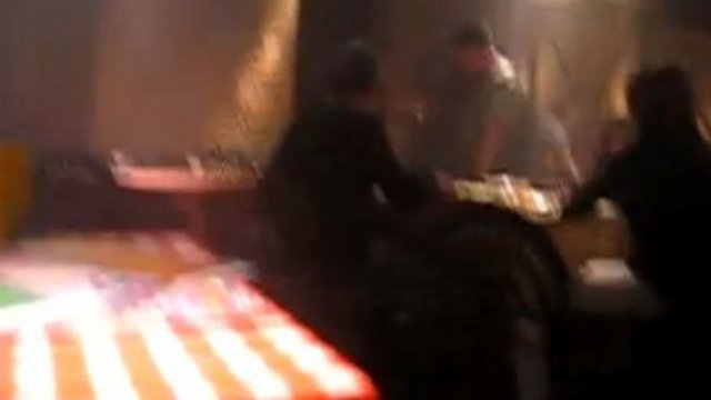 Fakat İspanya'da Lloret de Mar'daki Afet Cafe'de bu şiddetteki bir depremi sürekli yaşarsınız, çünkü zaten cafenin konsepti budur. Zelzele olurken yemeğinizi yemek üzerine kurulu bir konsept. Tek apacağınız yemek yerken dengede kalmaya çalışmak ve içeceğinizin devrilmemesi için dua etmek. Aslında dışarıdan bakıldığında ismi dışında sıradan bir cafe görüntüsünde olan Afet cafe'nin girişinde de içeride neler döndüğüne ilişkin hiçbir uyarı bulunmuyor.