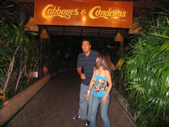 İçinde doğum kontrolü için bilgilendirme amaçlı eşyalarında satıldığı ve sloganı ise "Yiyeceklerimizin gebeliğe sebep olamadığına dair garanti verilir"