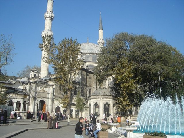 İlk camii zelzeleden ötürü yıkılınca 1800 yılında bugünkü inşa edilmiş.