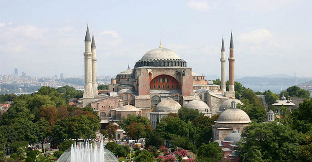 Ayasofya Müzesi - En çok ziyaret edilen müzeler arasında yer alan Ayasofya; sanat ve mimarlık tarihi bakımından dünyanın en önde gelen anıtlardan biri olup, dünyanın 8. harikası olarak gösterilmektedir.
