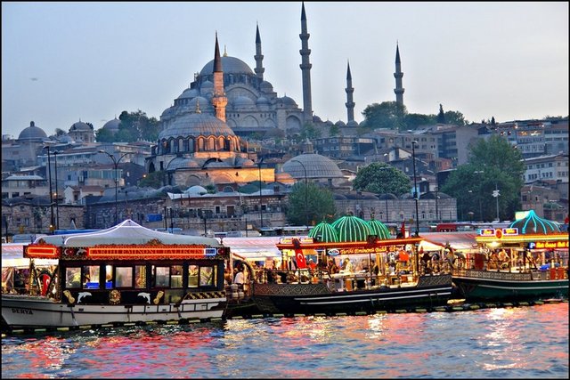 Eminönü - İstanbul'da,  Tarihî yarımada olarak bilinen kısımda yer alır.
