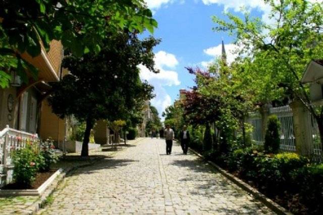 Soğukçeşme Sokağının ilk kez 18. yüzyılda biçimlendiği tahmin edilmektedir.