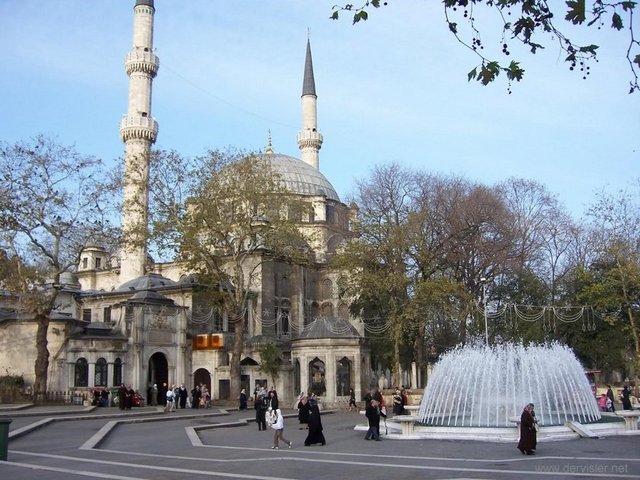 Eyüp Sultan Camii - Kara surları ile Haliç surlarının birleştiği yerin dışında yer alan Eyüp Camii ve Türbesi İslam dünyasının kutsal yerlerinden kabul edilir.