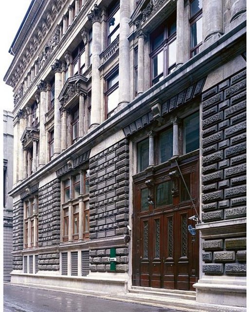 Osmanlı Bankası, Yahudi Müzesi ve  İstanbul Modern  gibi önemli müzeler de Karaköy'de bulunmaktadır.