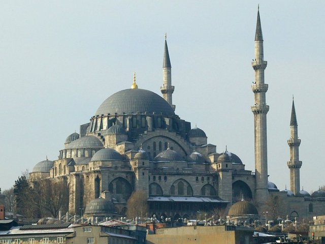 Süleymaniye Camii - Süleymaniye Camii, Kanuni Sultan Süleyman adına 1551-1558 yılları arasında İstanbul'da Mimar Sinan tarafından inşa edilmiştir.