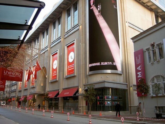 Nişantaşı -  Meşrutiyet ve Teşvikiye mahallelerinin Vali Konağı çevresindeki bölümlerini kapsayan, ev sahipliği yaptığı dünyaca ünlü markaların mağazaları, cafeler ve eğlence mekanlarıyla tanınan semt.