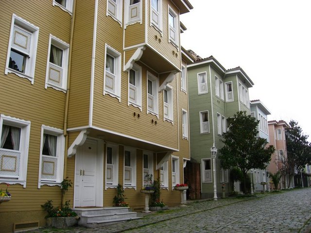 Soğukçeşme Sokağı - İstanbul'un Sultanahmet semtinde yer alan, üzerinde tarihsel evlerin bulunduğu küçük bir sokaktır.
