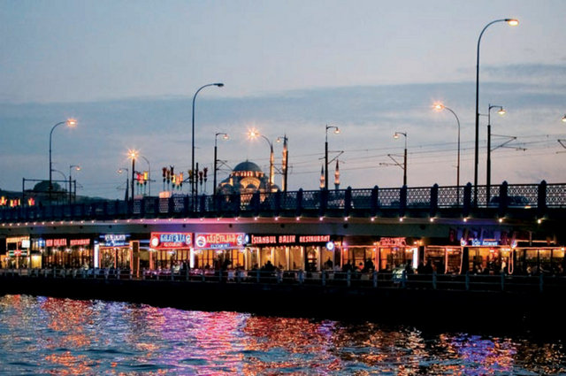 Eminönü, Galata Köprüsü altında yer alan balık restoranları ve balıkçı tekneleriyle meşhurdur.