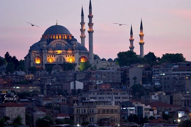 Zaman içinde İstanbul şehrini sarsan depremler burada tek bir çatlağa bile sebep olamamıştır. Kubbenin içi geçen yüzyılda yapılmış barok tesirli dekorasyondur.