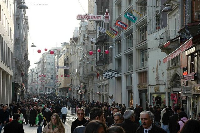 Cadde ayrıca, tiyatro, sinema, kitabevleri ve sanat galerileri gibi birçok kültür merkezine ev sahipliği yapar.