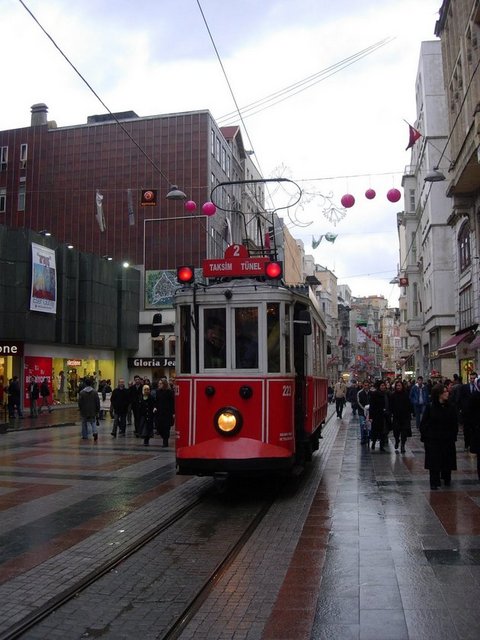 İstiklal Caddesi -  İstanbul'un en eski semtlerinden biri olan Beyoğlu'nda Tünel ile Taksim Meydanı arasında uzanır ve 19. yüzyılın sonlarından beri Türkiye'nin en ünlü caddelerinden biridir.