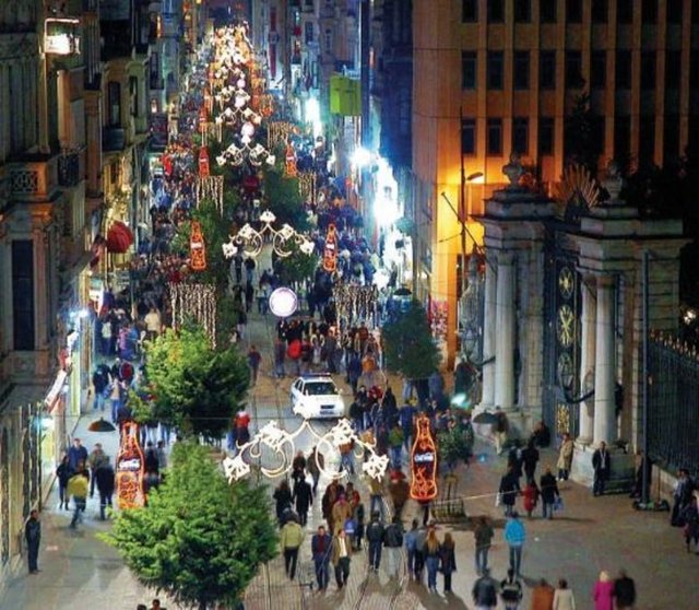 İstanbul'a gelen yabancı ve yerli ziyaretçilerin olmazsa olmaz ziyaret mekanı olan İstiklal Caddesi sabaha karşı sayılabilecek saatler dışında hemen hemen günün her saatinde her daim kalabalıktır