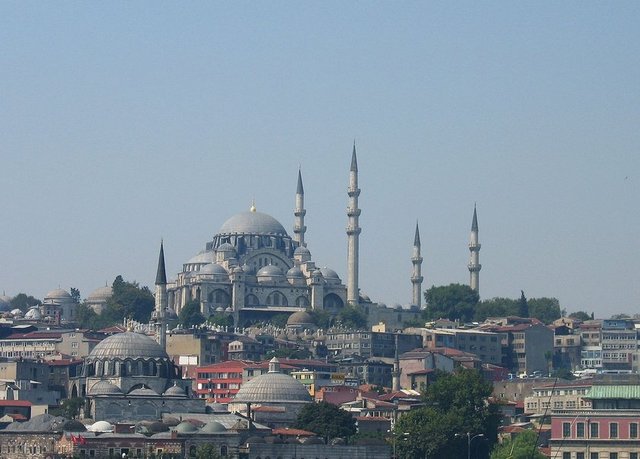 Süleymaniye'nin dış güzelliğini seyredebilmek için yapıdan uzakta olmak gerekir.