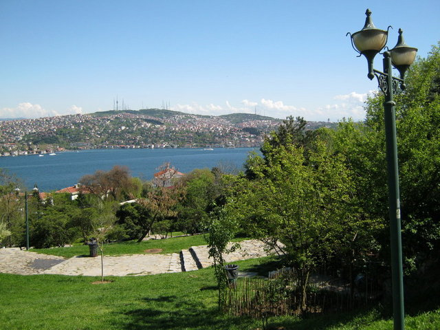 Ulus Parkı -  İstanbul'un Beşiktaş ilçesindeki Ulus semtinde yer alır.