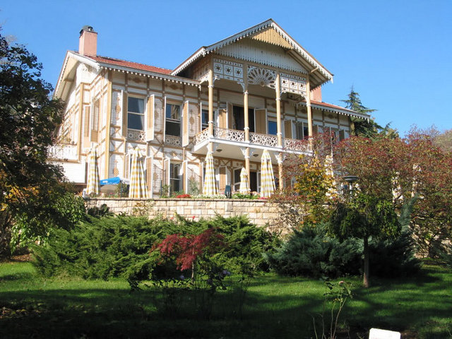 Emirgan Korusu - Emirgân Korusu, İstanbul'da Sarıyer ilçesi'nde yer almaktadır.